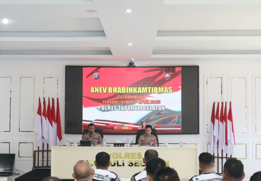Kapolres Tapsel, AKBP Yasir Ahmadi, didampingi Waka Polres, Kompol Rapi Pinakri, saat memimpin Anev Bhabinkamtibmas periode Januari-April 2025