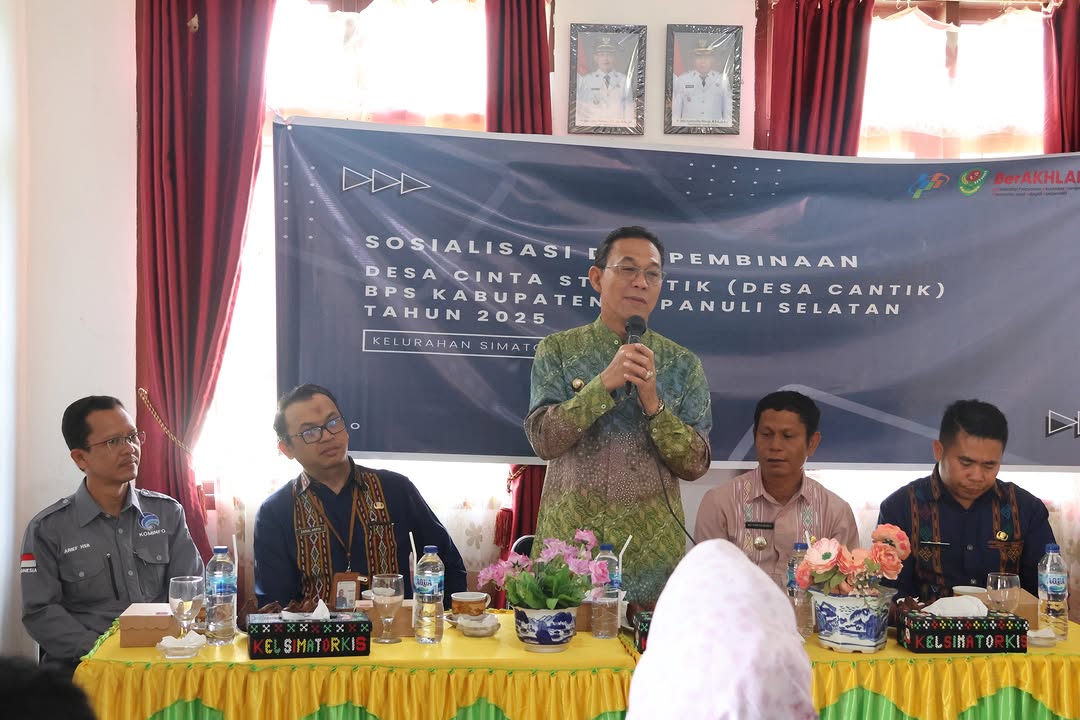 Bupati Tapsel, Gus Irawan Pasaribu, saat memberi sambutan dalam agenda sosialisasi dan pembinaan Desa Cantik di Kelurahan Simatorkis Sisoma