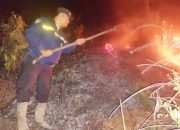 Polsek SD Hole Padamkan Api di Lahan Milik Warga yang Dibakar