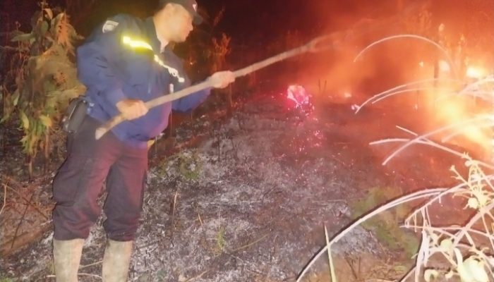 Polsek SD Hole Padamkan Api di Lahan Milik Warga yang Dibakar