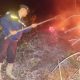Personel Polsek SD Hole saat memadamkan api di Lahan milik warga yang dibakar di Desa Parau Sorat Sitabotabo