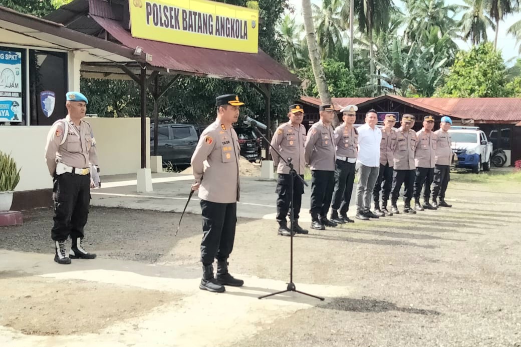 Kapolres Tapsel, AKBP Yasir Ahmadi, saat memimpin Apel pagi di Polsek Batang Angkola