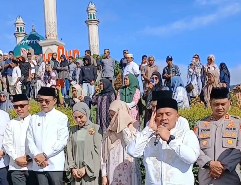 Suasana langsung terasa hening kala Wakil Ketua DPRD Tapsel, Abdul Basith Dalimunthe, disaksikan Bupati Gus Irawan Pasaribu, Wakil Bupati Jafar Syahbuddin Ritonga, dan unsur Forkopimda lainnya melepas 174 Calhaj berangkat ke Tanah Suci