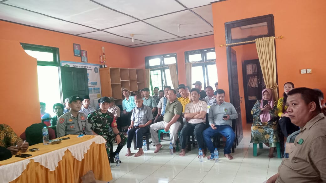 Ps Kanit Samapta Polsek Batang Toru, Bripka Mhd Saleh Siregar, menghadiri musyawarah Desa/Kelurahan khusus tentang ketahanan pangan serta pembentukan susunan Pengurus dari Koperasi Merah Putih