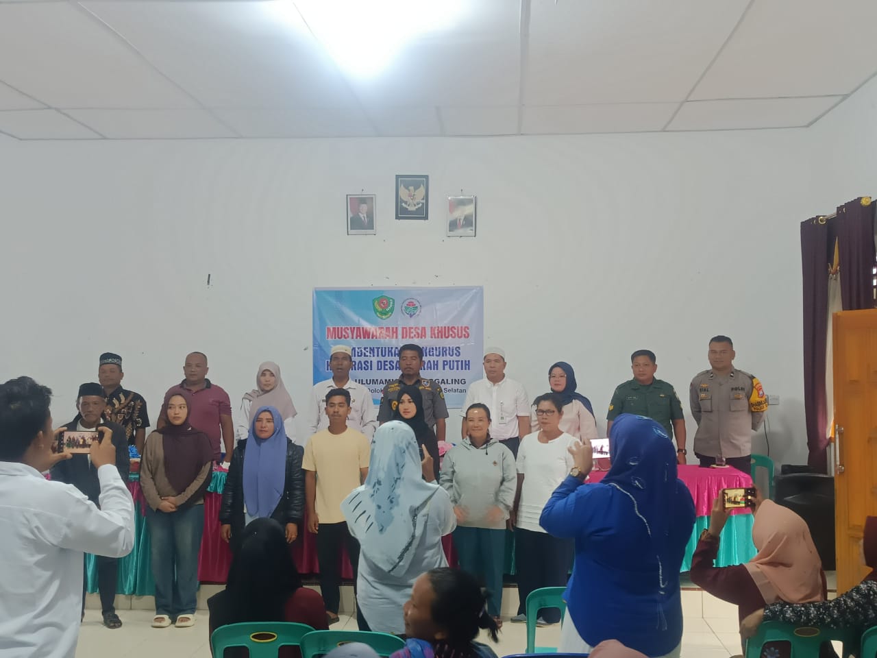 Bhabinkamtibmas Polsek SD Hole, Aipda R Silaban dan Aipda Syahrial ES, ikut hadir dan terlibat dalam musyawarah Desa khusus terkait ketahanan pangan dan pembentukan Koperasi Merah Putih