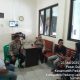 Kedua belah pihak, Siti Aslam Siregar dan suaminya, Anri Ansyah Harahap, bersalaman tanda sudah berdamai disaksikan personel Polsek Padang Bolak