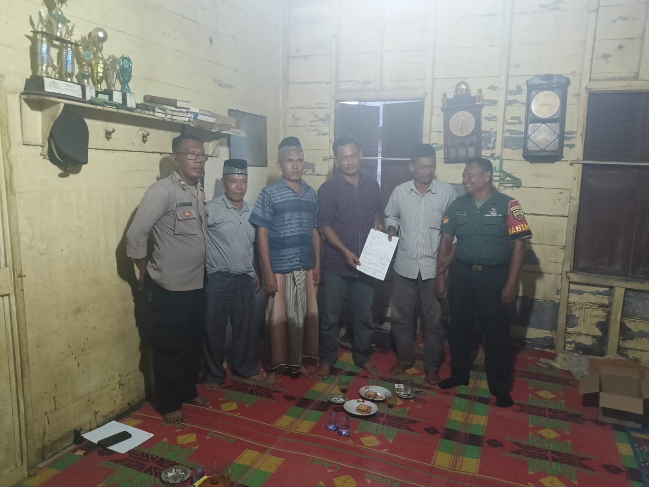 Kedua belah pihak sepakat berdamai usai dimediasi perangkat Desa bersama Bhabinkamtibmas Polsek Padang Bolak, Aipda Julpikar Siregar