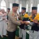 Kapolres Tapsel, AKBP Yasir Ahmadi, saat menyalami sekaligus mendoakan para CJH yang akan bertolak ke Tanah Suci untuk menjalankan rukun Islam kelima