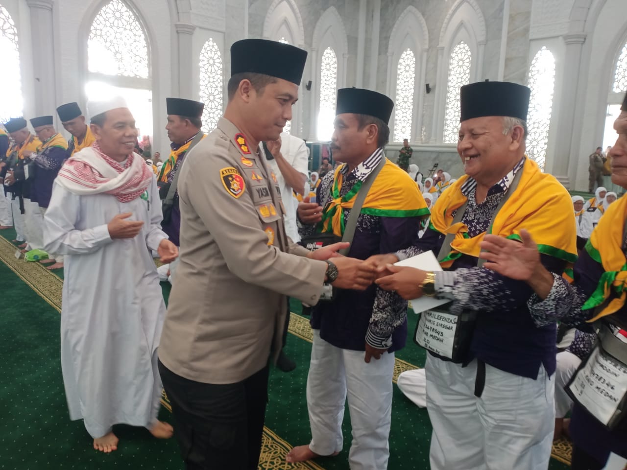 Kapolres Tapsel, AKBP Yasir Ahmadi, saat menyalami sekaligus mendoakan para CJH yang akan bertolak ke Tanah Suci untuk menjalankan rukun Islam kelima
