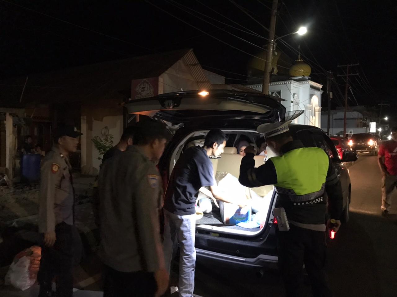 Personel Polsek Padang Bolak memeriksa satu unit mobil yang melintas dalam rangka razia guna mengantisipasi gangguan Kamtibmas di wilayah hukumnya