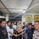Terlapor dan pelapor bersalaman tanda sudah saling memaafkan atas kasus dugaan pengeroyokan di hadapan personel Polsek Batang Angkola