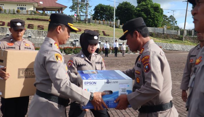 Pimpin Apel Pagi, Kapolres Tapsel Serahkan Komputer dan Printer ke Polsek Jajaran