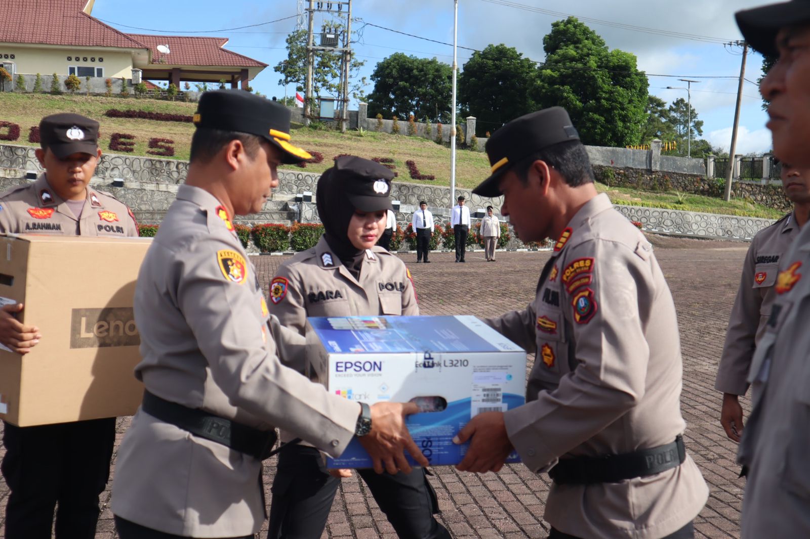 Kapolres Tapsel, AKBP Yasir Ahmadi, saat menyerahkan inventaris berupa perangkat komputer dan printer ke Kapolsek Padang Bolak, AKP Muallim Harahap, di sela memimpin Apel pagi