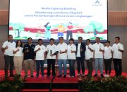 Presiden Direktur PTAR, Muliady Sutio, bersama jajaran dan berbagai narasumber terkait, berfoto bersama di sela kegiatan media capacity building yang digelar Tambang Emas Martabe di Samosir