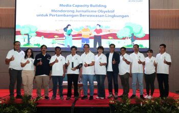 Presiden Direktur PTAR, Muliady Sutio, bersama jajaran dan berbagai narasumber terkait, berfoto bersama di sela kegiatan media capacity building yang digelar Tambang Emas Martabe di Samosir