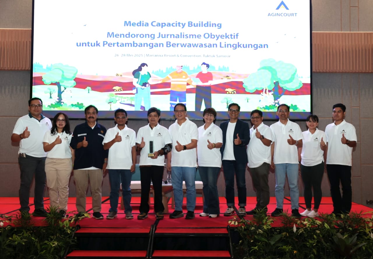 Presiden Direktur PTAR, Muliady Sutio, bersama jajaran dan berbagai narasumber terkait, berfoto bersama di sela kegiatan media capacity building yang digelar Tambang Emas Martabe di Samosir