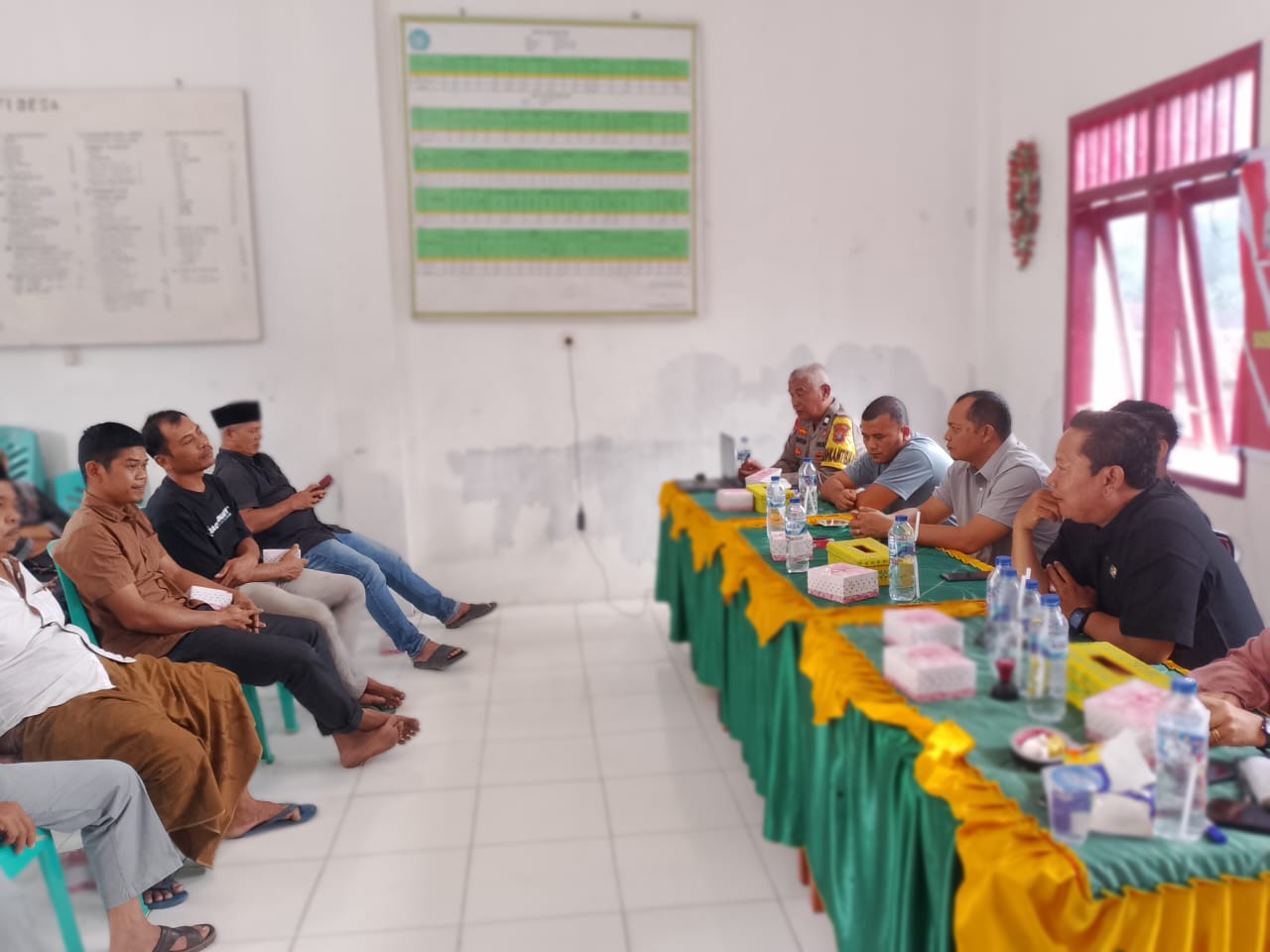 Bhabinkamtibmas Batang Angkola, Aipda Manuel Manurung hadiri musyawarah khusus terkait pembentukan Koperasi Merah Putih di Kantor Desa Tolang Jae