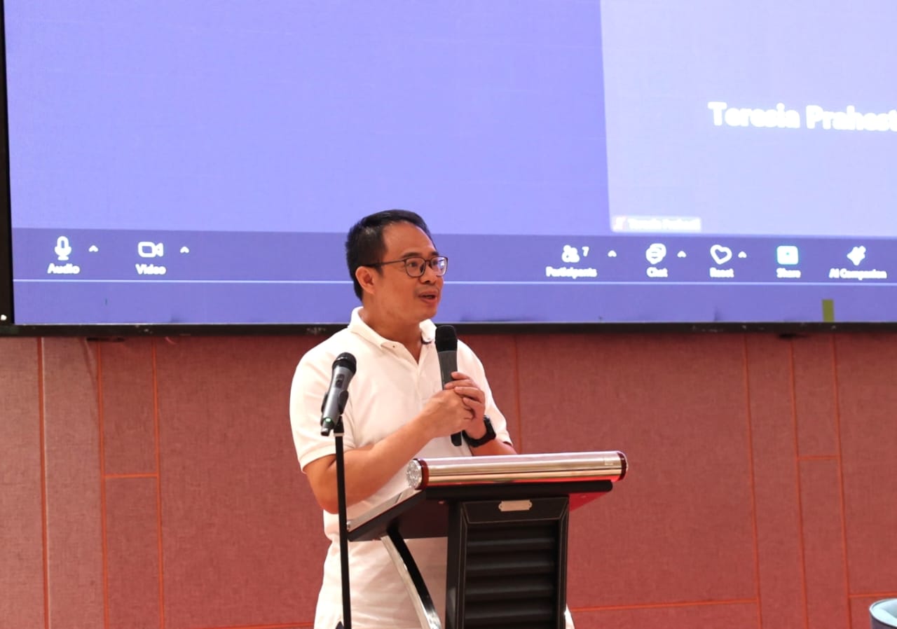 Presiden Direktur PTAR, Muliady Sutio, membuka talk show bertajuk, Seluk Beluk Pertambangan Berwawasan Lingkungan, yang digelar di Samosir