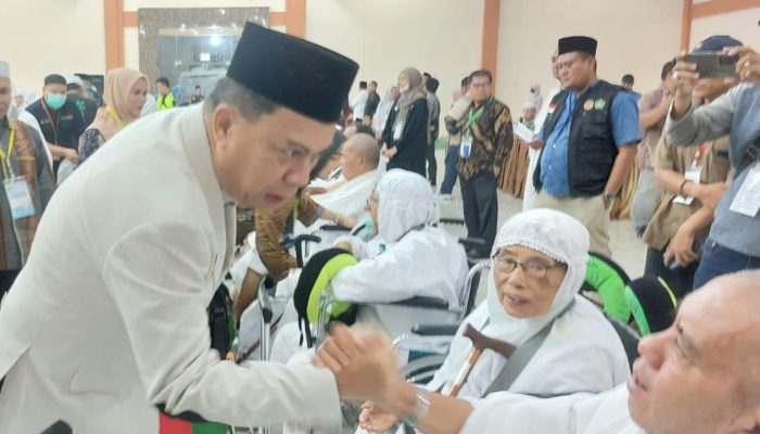 Wabup Tapsel Lepas 174 CJH dari Medan ke Tanah Suci