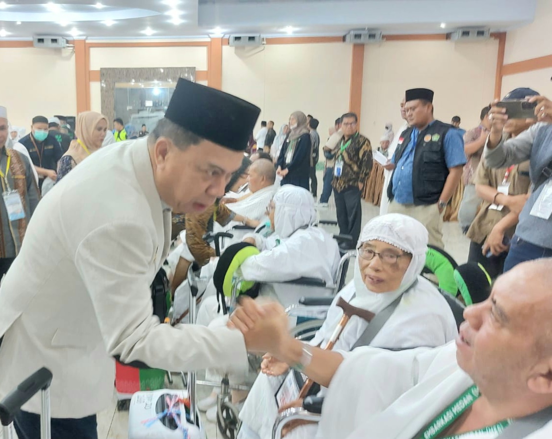 Wabup Tapsel, Jafar Syahbuddin Ritonga, saat prosesi pelepasan 174 CJH ke Tanah Suci