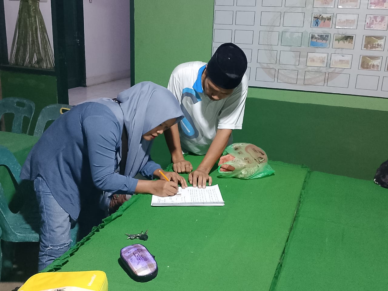 Kedua belah pihak sepakat untuk berdamai setelah sebelumnya sempat berselisih akibat lembu yang memakan handuk di jemuran