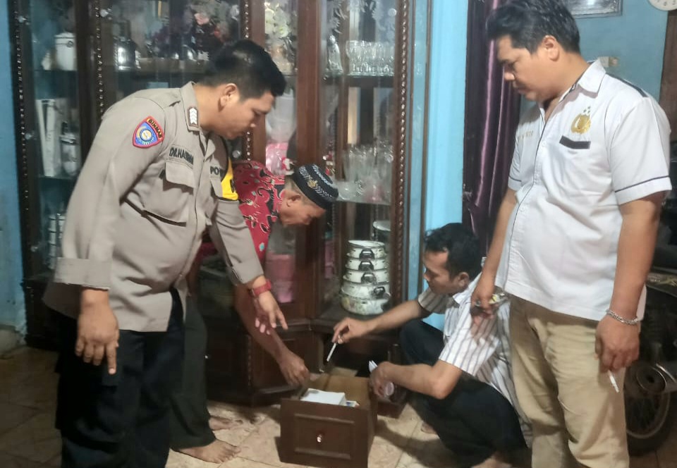 Sejumlah personel Polsek Padang Bolak, saat melakukan cek TKP terkait kasus pencurian emas