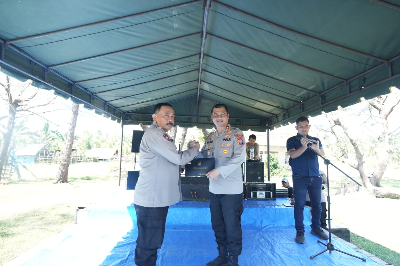 Kapolres Tapsel, AKBP Yasir Ahmadi, menyerahkan cinderamata ke AKP RN Tarigan, sebagai wujud penghargaan dari Polri