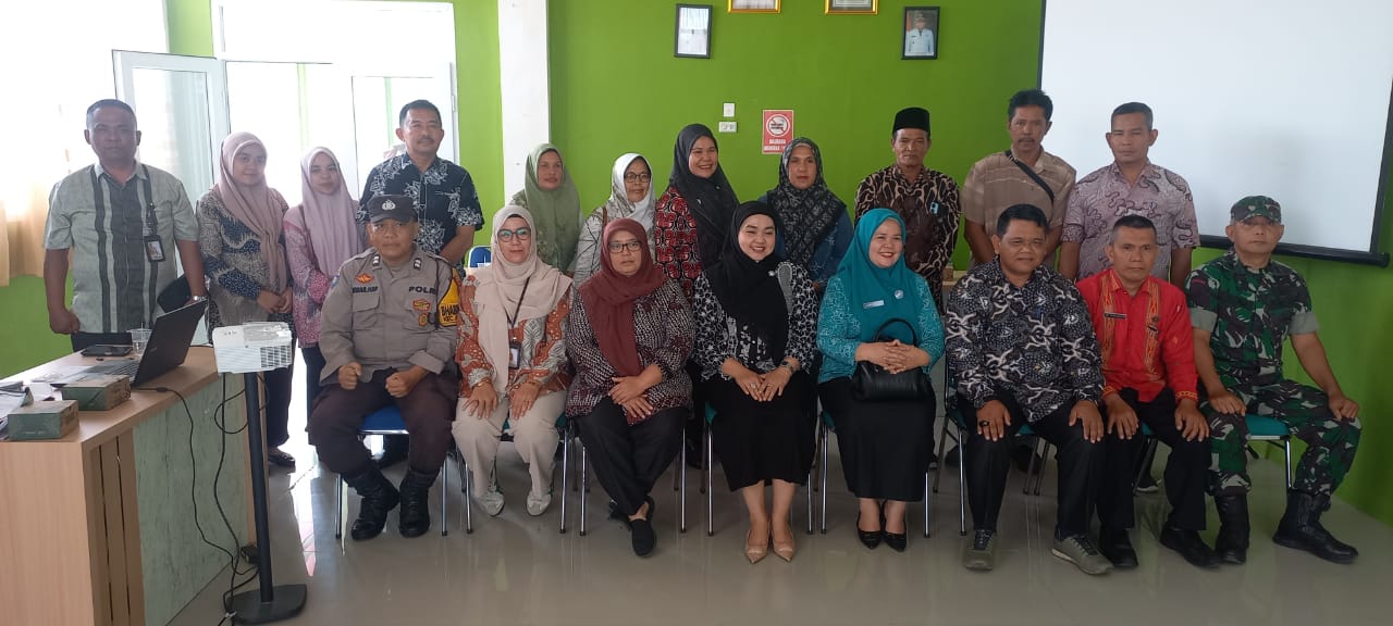 Bhabinkamtibmas Polsek Sipirok, Aiptu Anwar Sadat Harahap, saat mengikuti kegiatan mini lokakarya lintas sektoral bersama Puskesmas Pargarutan