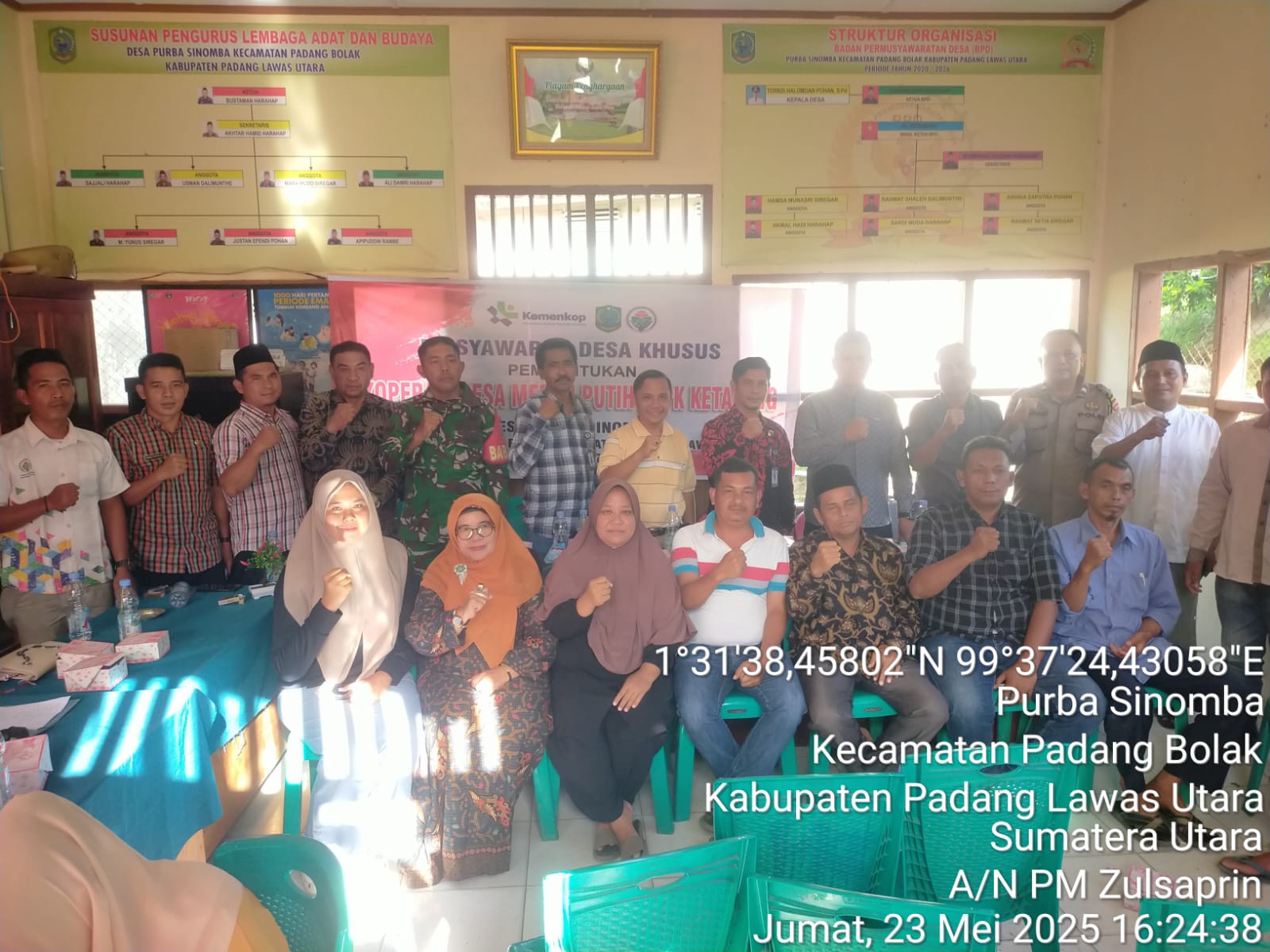 Bhabinkamtibmas Polsek Padang Bolak, Aipda Martua Siregar, ikut hadir dan terlibat dalam musyawarah Desa khusus terkait ketahanan pangan dan pembentukan Koperasi Merah Putih