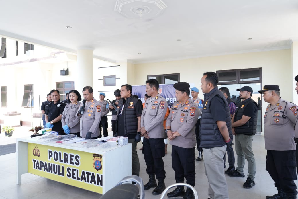 Kapolres Tapsel, AKBP Yasir Ahmadi, didampingi Kasat Reskrim AKP Hardiyanto, Kasat Samapta AKP Tona Simanjuntak, Kasiwas AKP PM Siboro, Kasi Humas AKP Maria Marpaung, KBO Sat Reskrim Iptu TP Saragih, dan Kanit I Pidum Ipda Bambang Rahmadi, memaparkan pengungkapan kasus dugaan pembunuhan