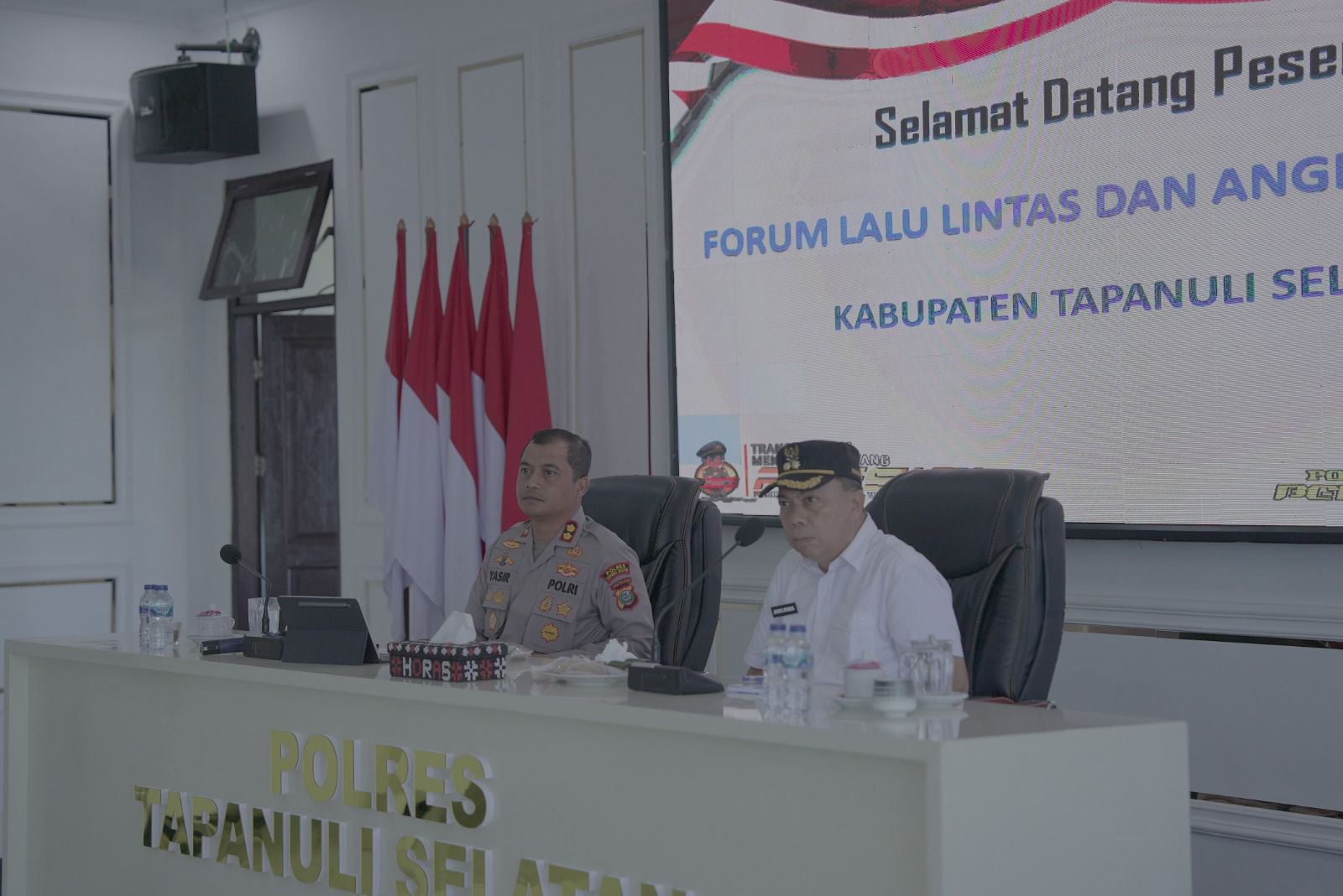 Wabup, Jafar Syahbuddin Ritonga, dan Kapolres, AKBP Yasir Ahmadi, saat menggelar rapat FLLAJ Kabupaten Tapsel