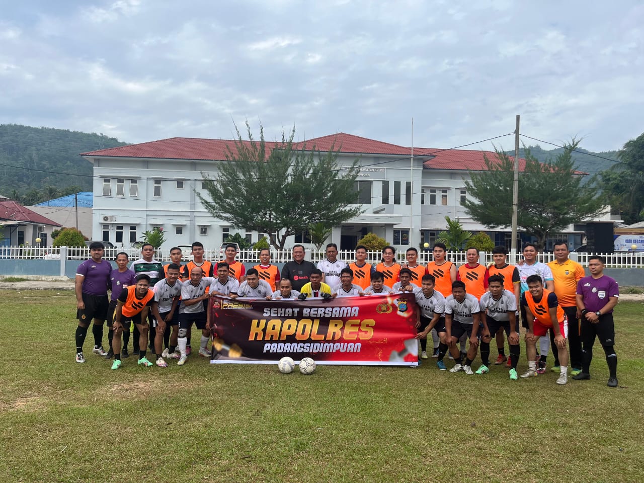 Kalapas Kelas IIB Padangsidimpuan, Mathrios Zulhidayat Hutasoit, bersama Kapolres Padangsidimpuan, AKBP Dr Wira Priyatna, berfoto bersama kedua Tim