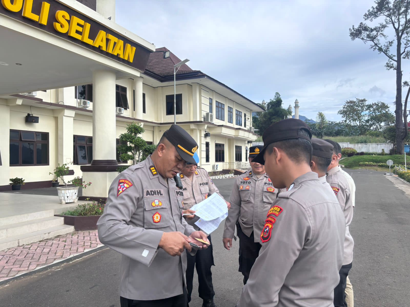 Kabag Ops Polres Tapsel, AKP Adi Haryono, bersama Kasi Propam, Iptu Asjul Pane, dan anggota, melaksanakan kegiatan pemeriksaan Senpi dinas milik personel