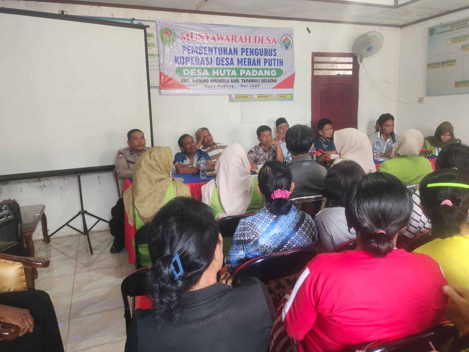 Bhabinkamtibmas Polsek Batang Angkola, Aipda F Napitupulu, turut terlibat dan berpartisipasi aktif dalam mendukung program Presiden RI, Prabowo Subianto, dengan hadir pada Musyawarah Desa Khusus terkait pembentukan Koperasi Merah Putih