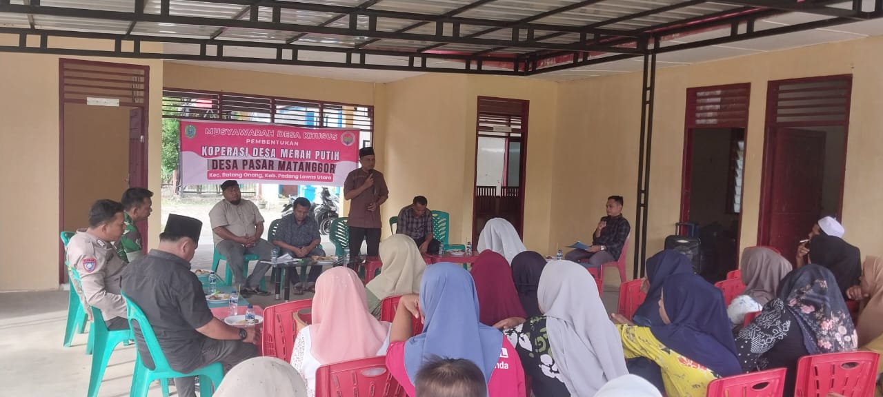 Bhabinkamtibmas Polsek Padang Bolak, Bripka Jordan Panggabean, mengikuti musyawarah Desa khusus terkait ketahanan pangan dan pembentukan Koperasi Merah Putih