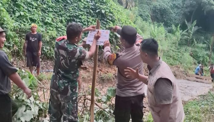 Polri Peduli, Polsek Batang Toru Bantu Warga Perbaiki Jalan Raya