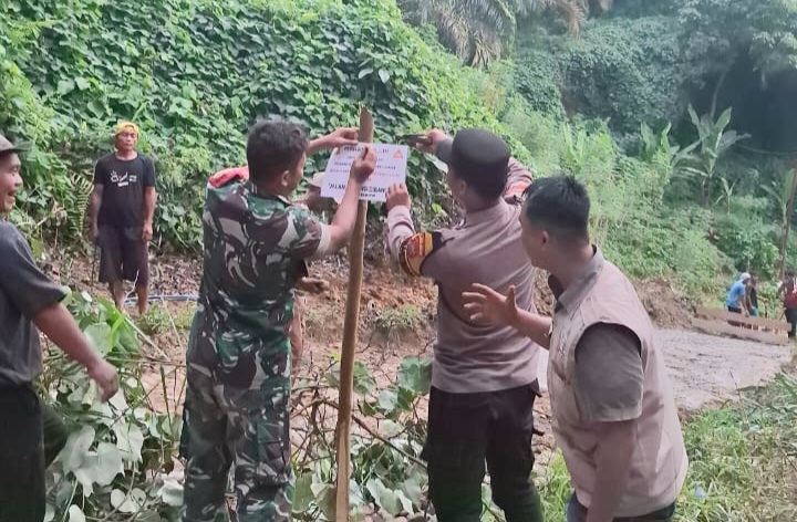 Bhabinkamtibmas Polsek Batang Toru, Brigpol Wendi Pramono, bersama Babinsa dan lainnya, ikut membantu warga dengan bergotongroyong memperbaiki jalan swadaya masyarakat