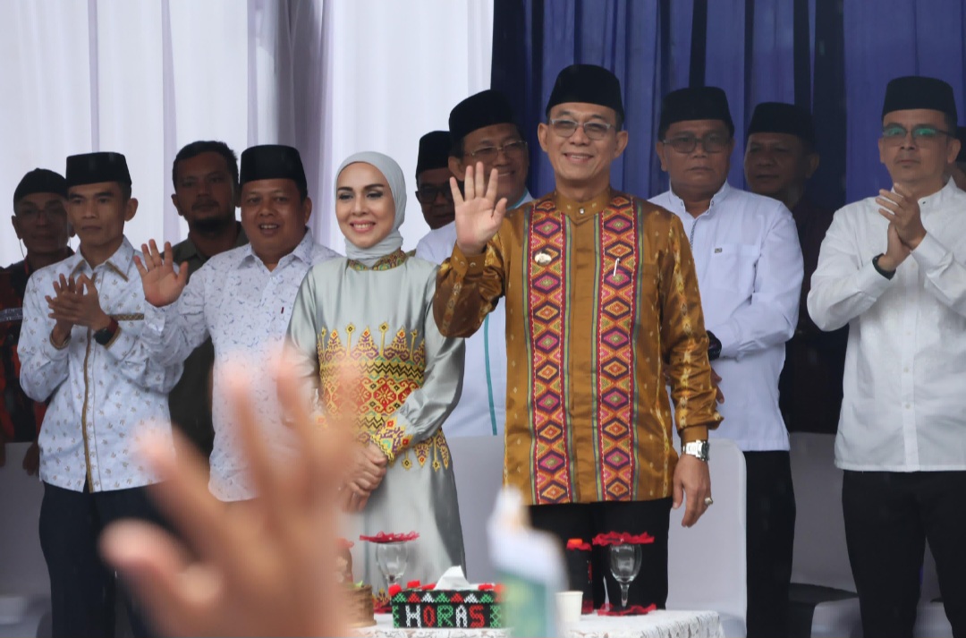 Bupati Tapsel, Gus Irawan Pasaribu, dan lainnya, saat menyaksikan Pawai Ta'aruf jelang pembukaan MTQ ke-57 tingkat Kabupaten