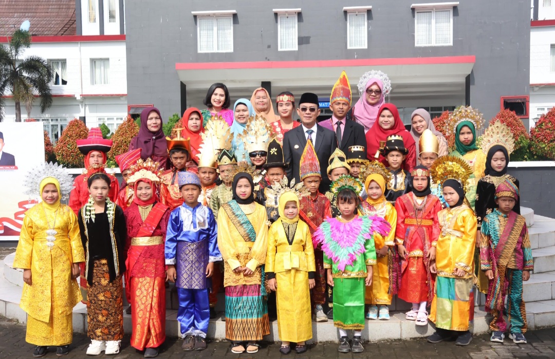 Bupati Tapsel, Gus Irawan Pasaribu, berfoto bersama dengan siswa/i SD dan para Guru saat momen Hardiknas 2025