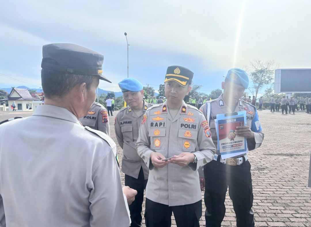 Waka Polres Tapsel, Kompol Rapi Pinakri, didampingi Kasi Propam, Iptu Asjul Pane, dan anggota, saat melakukan pemeriksaan dan pengecekan dokumen pribadi terhadap salah seorang Perwira Polri