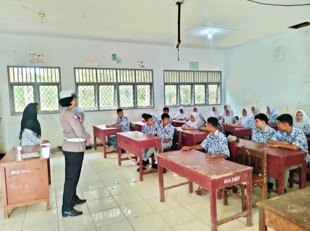Kanit Kamsel Sat Lantas Polres Tapsel, Aiptu Kasianna Saragih, saat memberi edukasi terkait budaya tertib berlalulintas sejak dini bagi para pelajar SMA Negeri 1 Angkola Timur