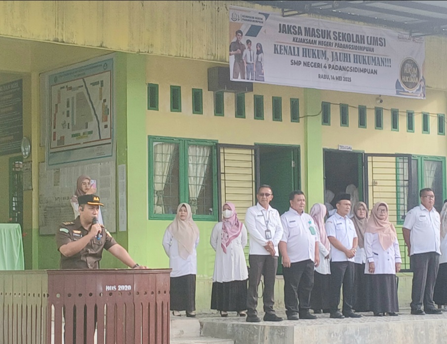 Kasi Intel Kejari Padangsidimpuan, Jimmy Donovan, saat memberi arahan ke para siswa SMP Negeri 4 Padangsidimpuan, dalam rangka mengantisipasi aksi perundungan