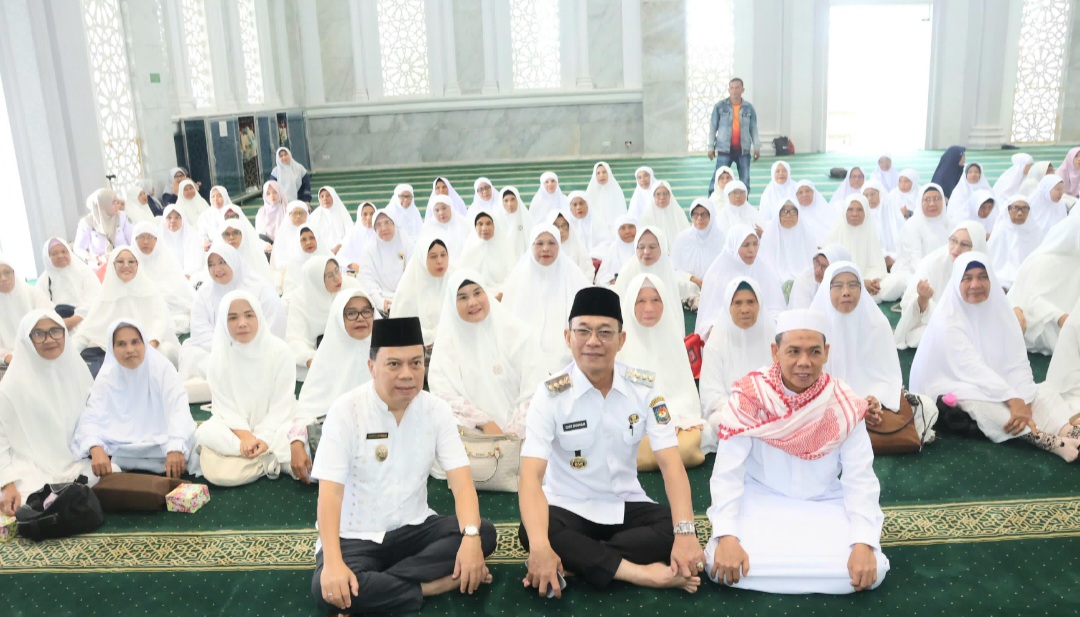 Bupati Tapsel, Gus Irawan Pasaribu, didampingi Wakil Bupati, Jafar Syahbuddin Ritonga, dan Plh Kepala Kantor Kementerian Agama, H Samsul Kamal Siregar, berfoto bersama dengan ratusan Calhaj yang mengikuti manasik Haji akbar di Masjid Agung Syahrun Nur