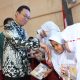Bupati Tapsel, Gus Irawan Pasaribu, menyerahkan perlengkapan belajar ke para siswa SD Negeri 101213 Baringin