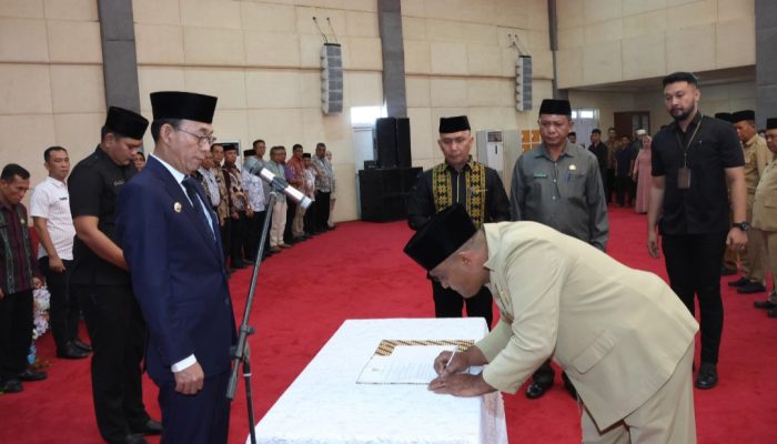 Lantik 21 Kepsek, Bupati Tapsel Tegaskan Soal Digitalisasi dan Rotasi