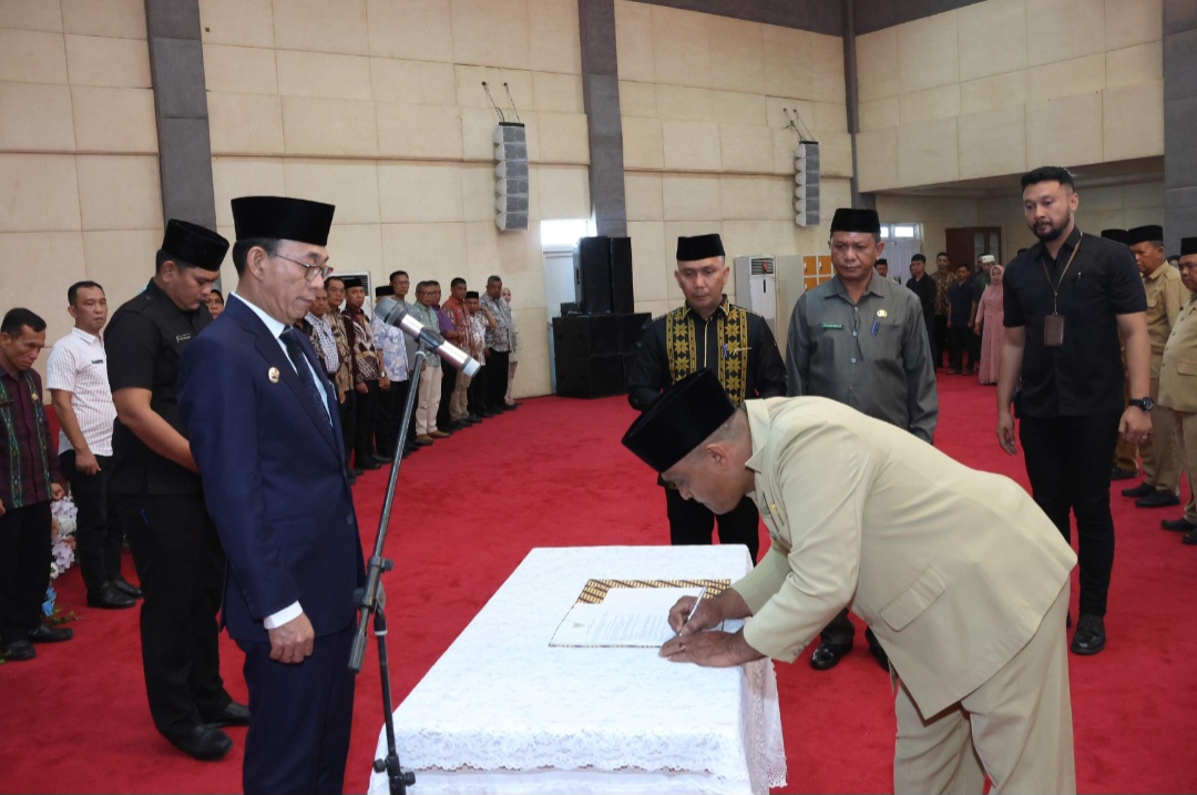 Bupati Tapsel, Gus Irawan Pasaribu, melantik 21 Guru untuk mengemban tugas sebagai Kepala Sekolah tingkat SD dan SMP di lingkungan Dinas Pendidikan