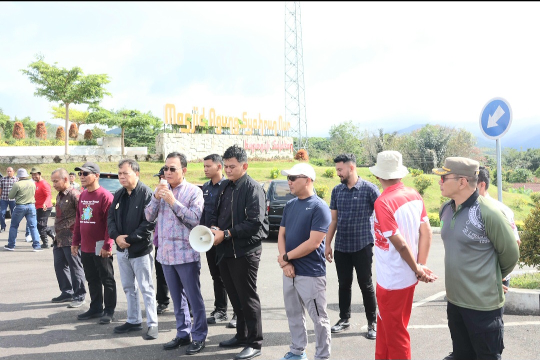 Bupati, Gus Irawan Pasaribu, didampingi Wakil Bupati, Jafar Syahbuddin Ritonga, Sekda, Sofyan Adil, dan pimpinan OPD lainnya, saat melepas gerakan gotong royong untuk Indonesia Raya menuju Tapsel Bangkit