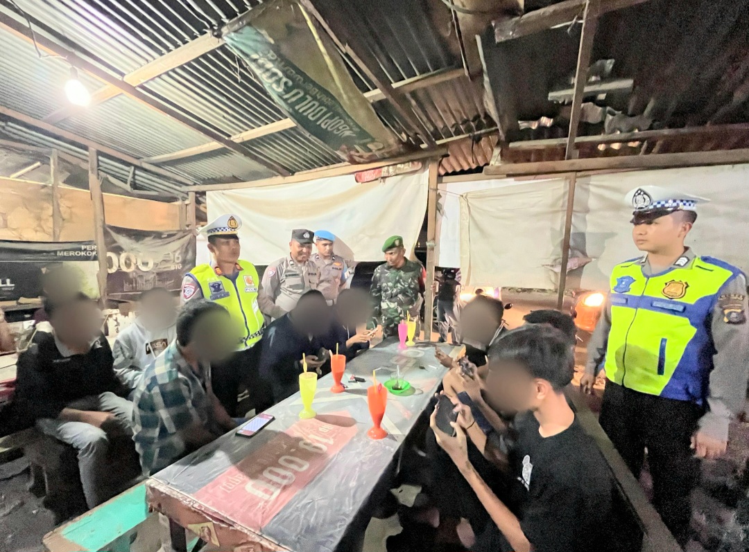 Kasat Lantas Polres PSP, AKP Jonni Silalahi, saat mengimbau para remaja yang berkumpul di Warung Kopi agar pulang tak larut malam