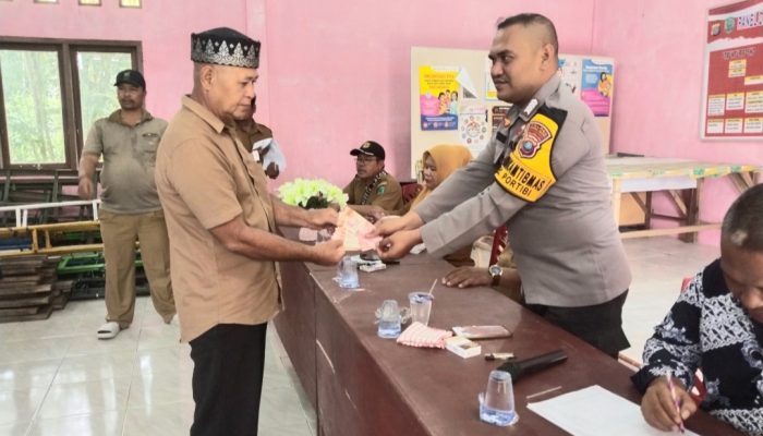 Lindungi Penerima Bantuan dari Pencurian, Polsek Padang Bolak Kawal Penyaluran BLT