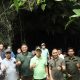 Bupati Tapsel, Gus Irawan Pasaribu, didampingi Pimpinan DPRD Abdul Basith Dalimunthe, Sekda Sofyan Adil, Camat Enrico Fermi, Kepala Desa setempat, dan lainnya saat meninjau Gua Stalaktit yang merupakan potensi wisata di Desa Aek Badak Julu, Kecamatan Sayur Matinggi